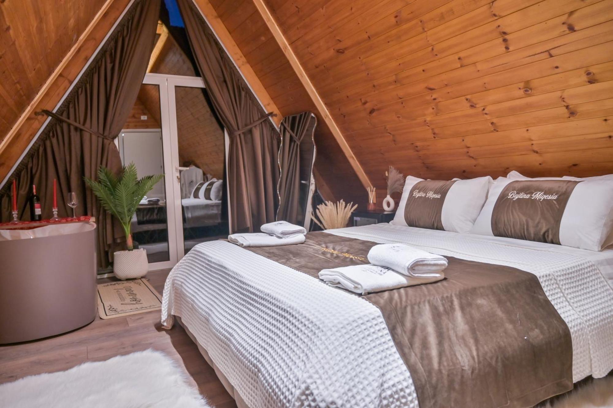 Bujtina Miqesia Bed & Breakfast *
