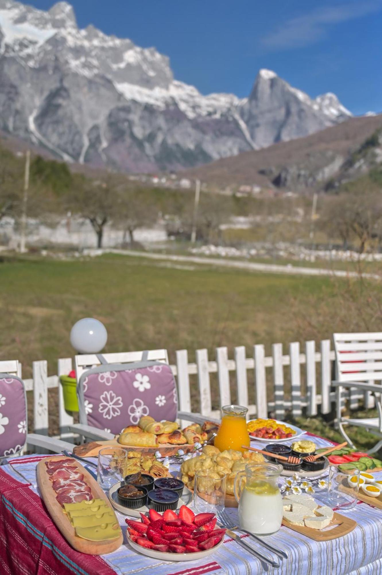 Bed & Breakfast Bujtina Miqesia *