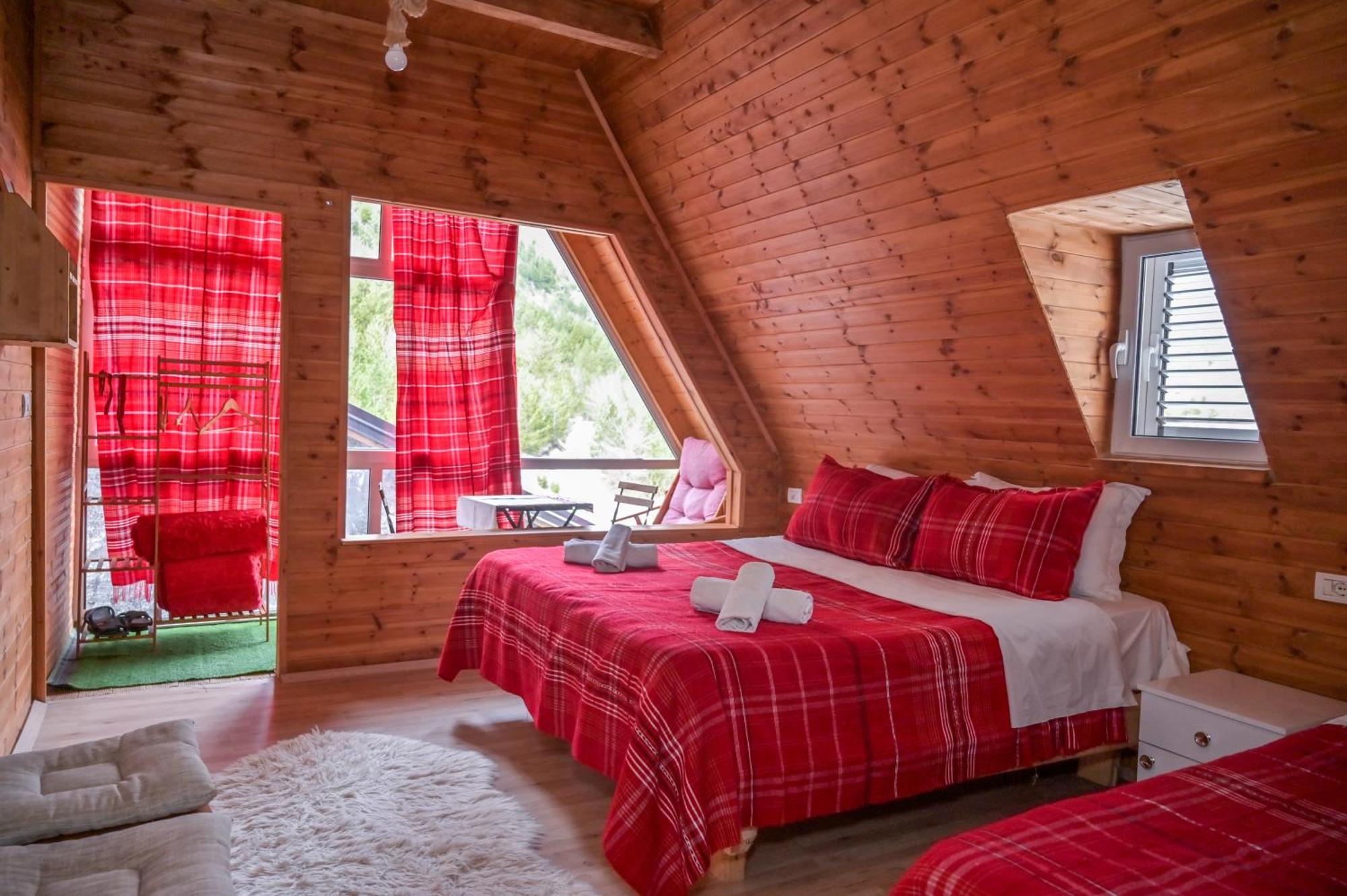 Bujtina Miqesia Bed & Breakfast *