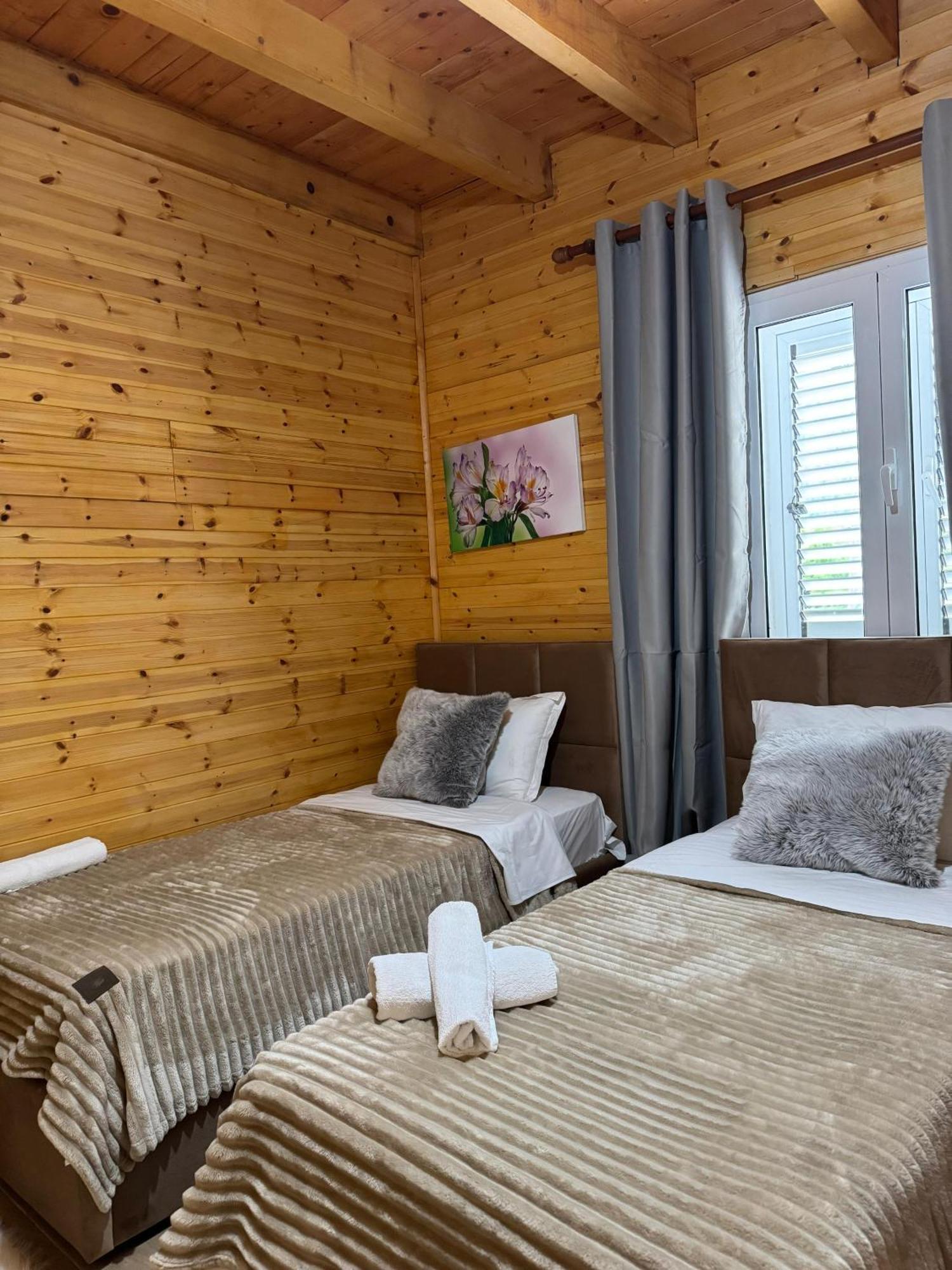 Bujtina Miqesia Bed & Breakfast *